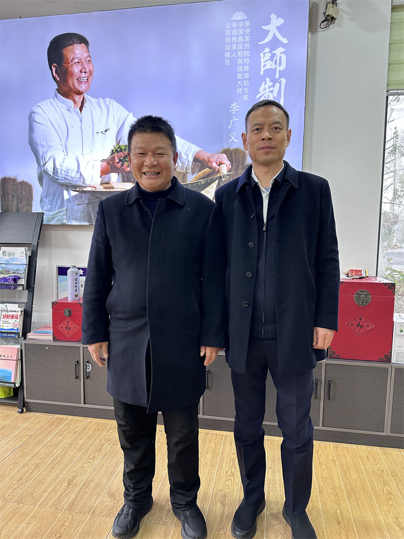 2025年1月23日上午，信陽(yáng)市委常務(wù)副市長(zhǎng)秦保健來公司看望一線全國(guó)勞模李廣義