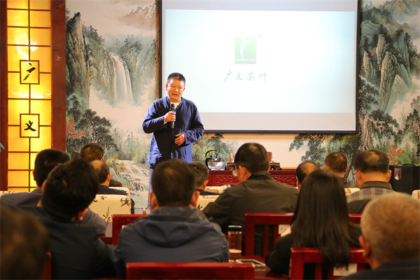 2025年10月16日，湖北黃岡麻城茶葉同行來園區(qū)參觀學(xué)習(xí)，李總給大家做詳細(xì)的經(jīng)驗(yàn)分享